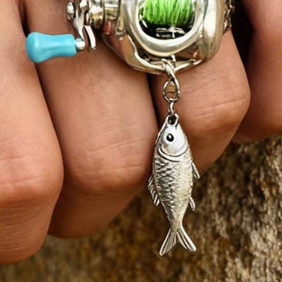Męski Naszyjnik Miniaturowy Kołowrotek Wędkarski Wisiorek Rączka Kręcąca Choker Pierścień Prezent dla Wędkarza Akcesorium dla Pasjonata Wędkarstwa