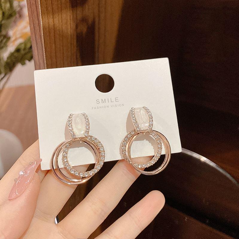 Boucles d'oreilles de luxe tendance 2024 accrocheuses pour femmes: Boucles d'oreilles à clous tendance et polyvalentes pour l'automne et l'hiver