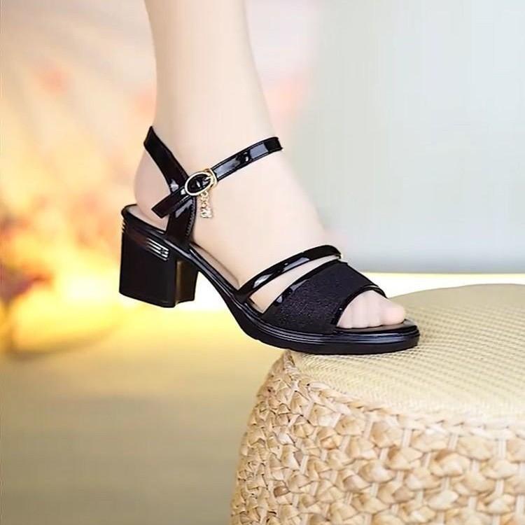 Soft Leather Women's High Heels Wear Open-toe Non-slip 2025 Summer New Fashionable Versatile Mid-heel One-button Sandals