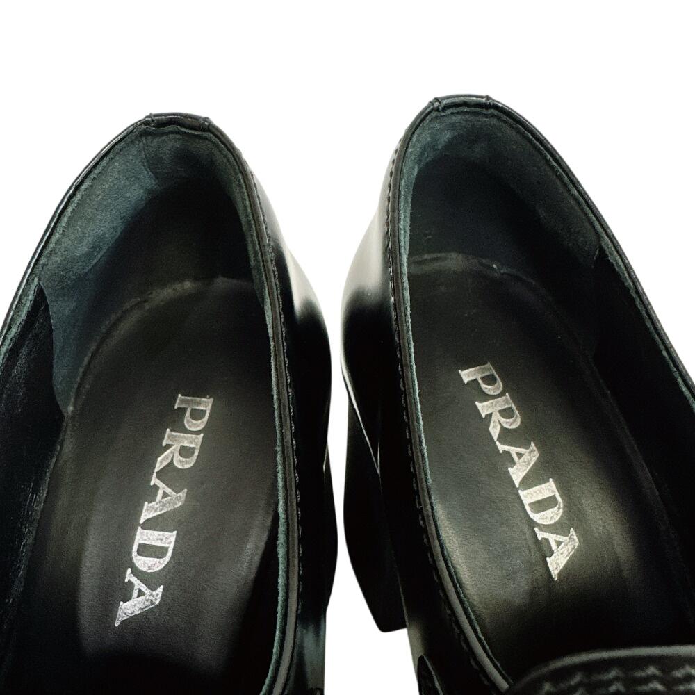 Prada Loafersy na wysokim obcasie Trójkątne Z logo skórzane loafersy czarna skóra Używane