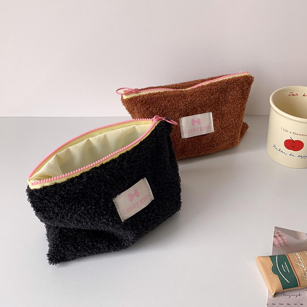 Sac à Maquillage Enveloppe Peluche Coréenne Couleur Bonbon Sac de Rangement Cosmétique pour Filles Sac de Toilette Portable de Voyage Pochette pour Crayons Pochette pour Femmes