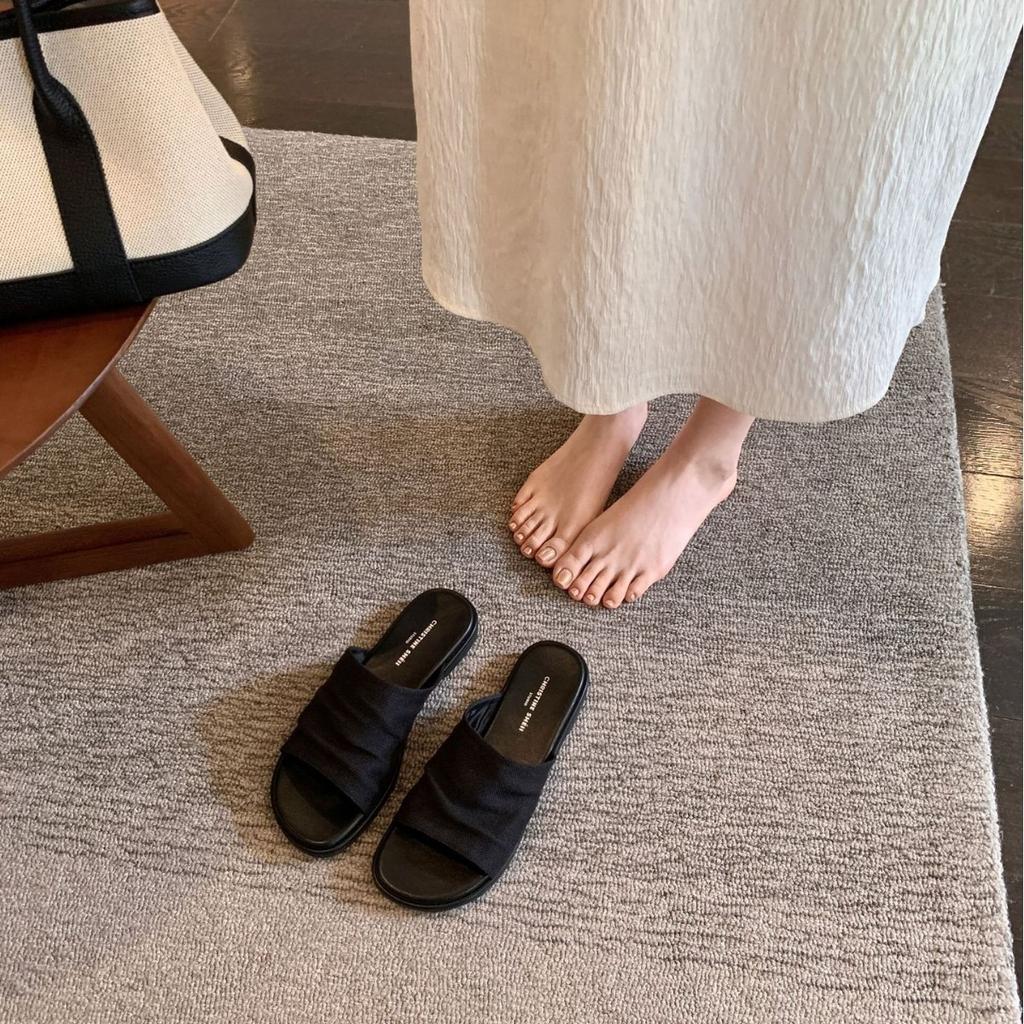 Spot second hair! Fashion versatile new wrinkled leisure vacation beach flat bottom sandals women's slippers outside summer wear