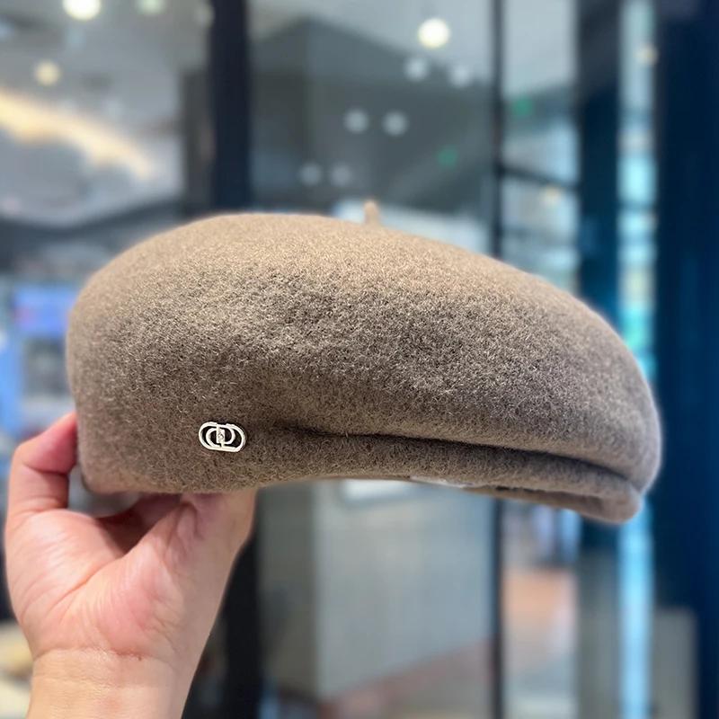 Fashion Metal Logo Wool Painter Hat Warm Soft Autum Winter Beret Cap for Women Solid Color Outdoor Boina Hat Party Girl's Gift