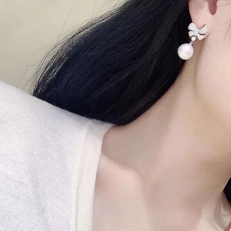 Huitan Exquisite Schleife Simulierte Perle Hängeohrringe für Frauen Temperament Statement Damenohrringe Luxus CZ Schmuck