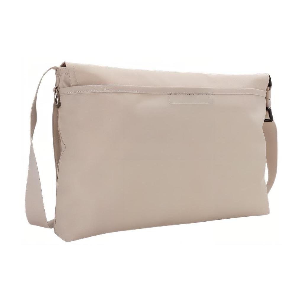 Calvin Klein Borsa a tracolla in tessuto minimalista con patta e logo per pendolari, tracolla regolabile, taglia media da uomo, Milk HH3758-265