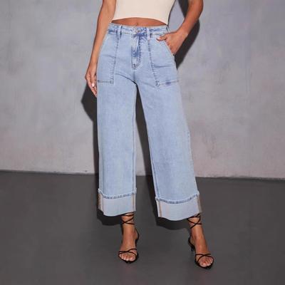 Die neuen Stretch-Jeans mit geradem Bein, Waschung und hohem Bund sind modisch, lässig, trendig und vielseitig für Damen.