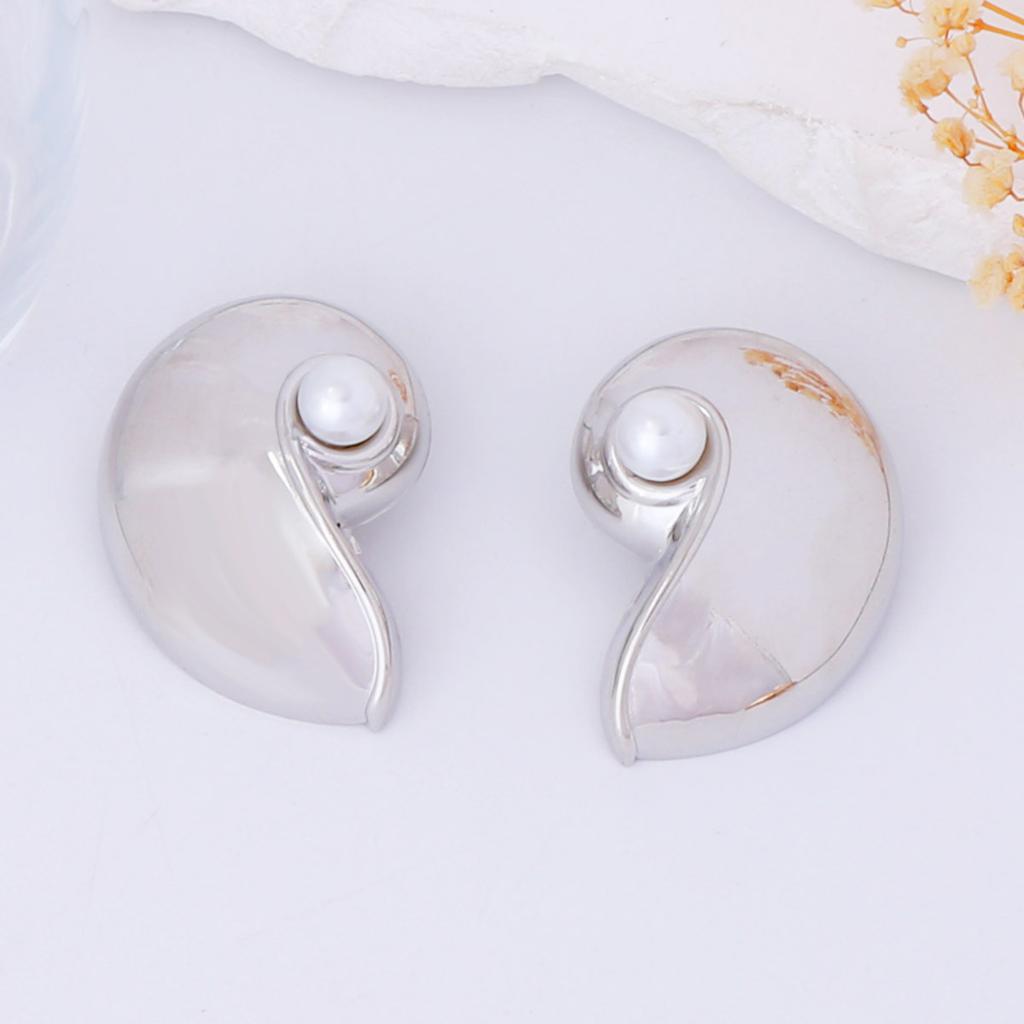 Simple and fashionable, inlaid pearl-like metal conch stud earrings, casual and versatile, vacation style for girls