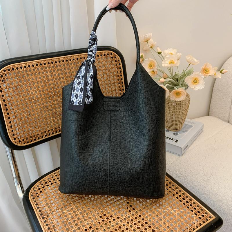 

Ретро иностранная сумка большой вместимости женская новая модная сумка через плечо под мышкой 2025 года универсальная портативная сумка-тоут чёрный