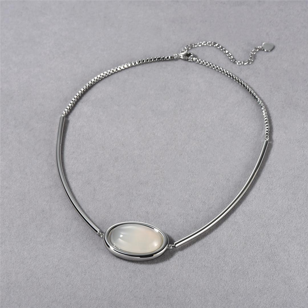 Холодный Ветер Премиум Простой Металл Медь Платина Покрытие Овальный Инкрустация Белый Халцедон Черный Агат Подвеска Ожерелье