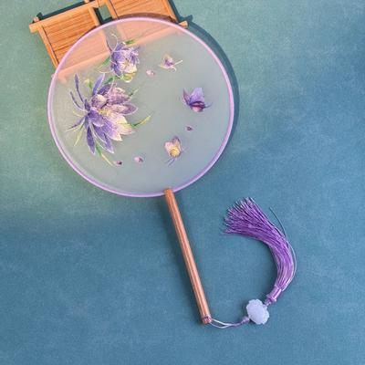 1pc Vintage Ventilateur À Main Chinois Soie Brodée Rond Ventilateur Grue Fleur Maison Chambre Décoration Ornements Ventilateurs De Danse avec Glands Accessoires De Performance De Fête