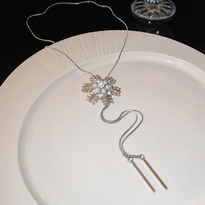 Diamond-encrusted snowflake pearl necklace, cold wind, personality, niche design, sweater chain, light luxury item jewelry wholesale