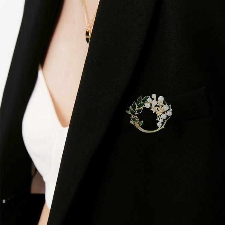 Korean Fashion Green Leaf White Gardenia Brooch: Elegant Women's Accessory
