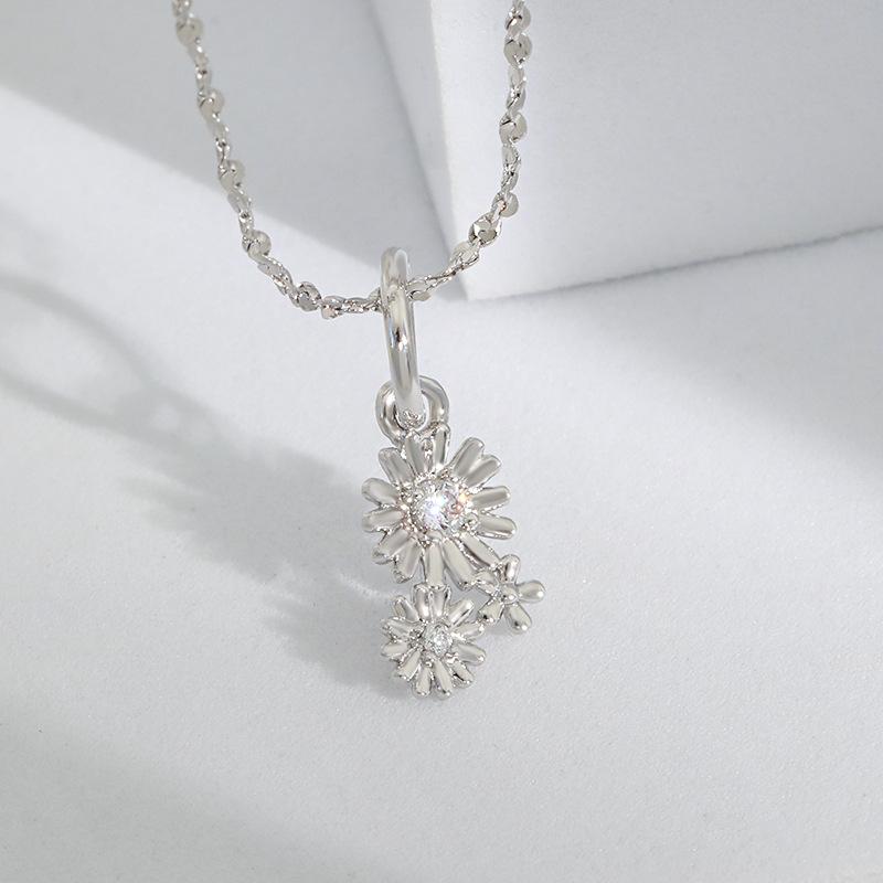 Original design to send mother carnation necklace, diamond-set simple niche Japanese and Korean small daisy necklace