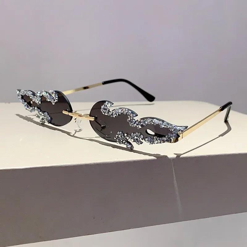 Classic Vintage Punk Luxurious Brand Designer Diamond Flame Fire Sunglasses for Women Sun Eyeglasses For Men UV400 Rimless Crystal Latest Eyeglasses