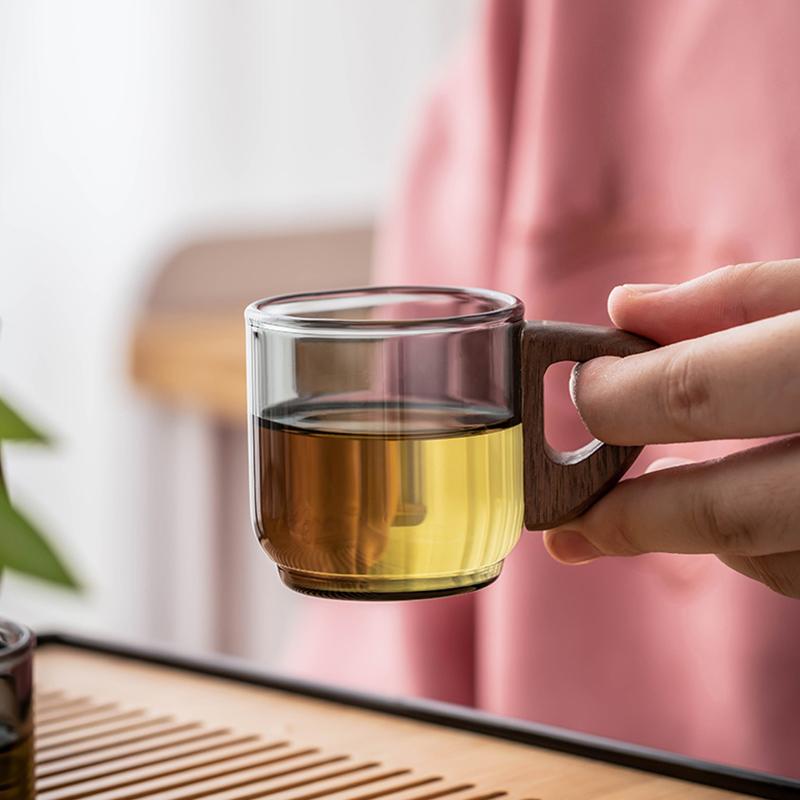 Malý čajový hrnek z borosilikátového skla s rukojetí, domácí kung-fu čajový hrnek s dřevěnou rukojetí a proti opaření