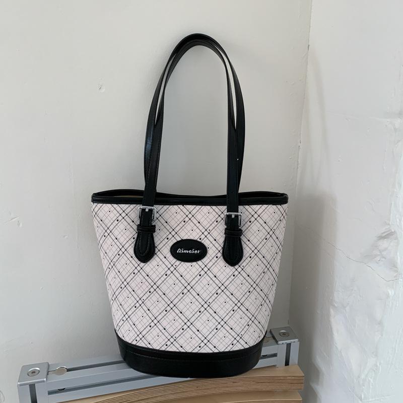 

Foreign style large-capacity casual underarm bag women s 2025 autumn new ancient shoulder bag niche commuter tote bag tide