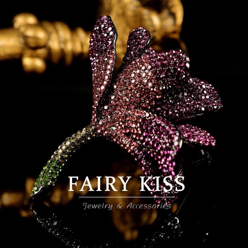 Heavy Industry Brooch Densely Inlaid with Diamonds, Colored Diamonds, Simulated Three-dimensional Flowers