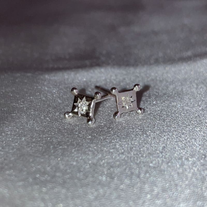 

fillow dia earring SILVER