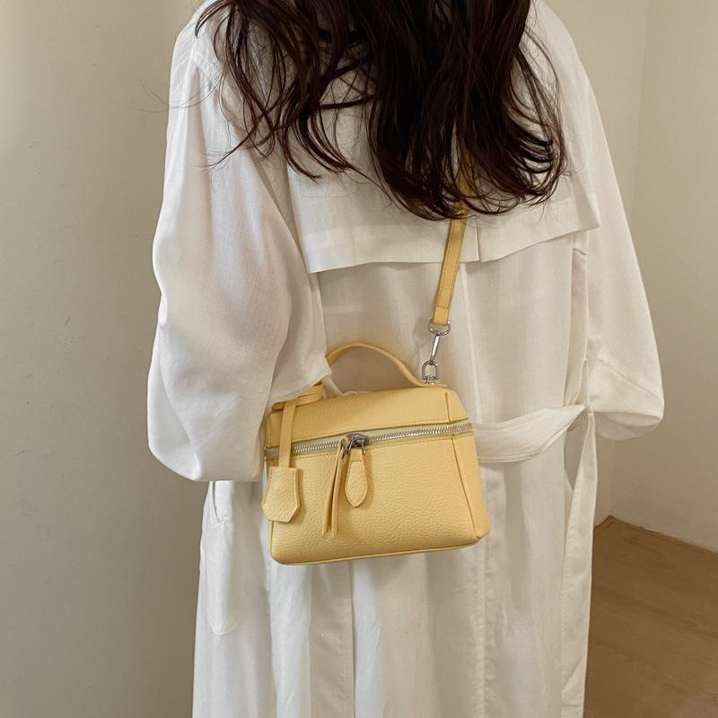 Small-scale Bag with A Slanted Shoulder Strap, Exquisite Korean-style Handbag with A Small Square Shape.