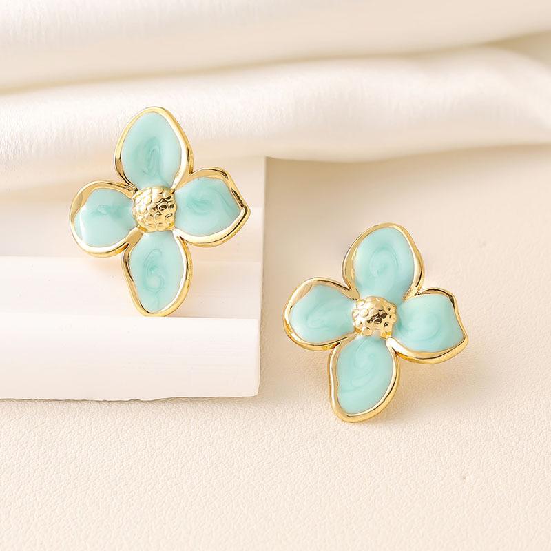 Four-leaf clover stud earrings, high-end stainless steel stud earrings, fashion trend, versatile temperament, retro earrings.