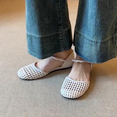 Versión de piel de oveja~ Sandalias de exterior con sentido de diseño de tejido hueco francés, zapatos de palabra para mujer con cabeza redonda de camelia y suela plana