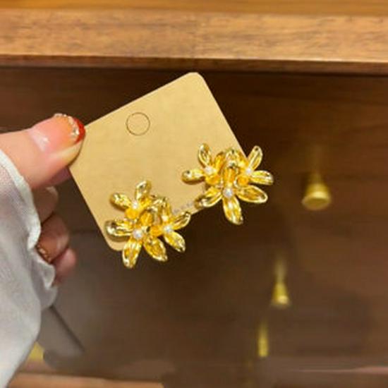 Elegante Retro Gold- und Perlen-Blütenstecker mit Nischen-Design