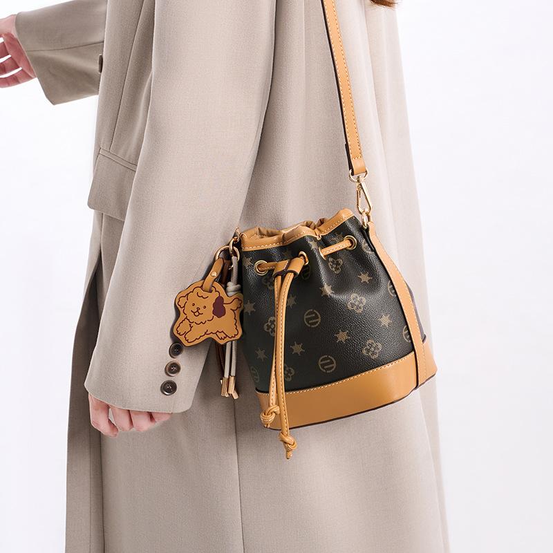 

Сумка-ведро в иностранном стиле, женская новая сумка 2025 года, премиальная сумка-мессенджер, женская сумка-тоут для通勤, сумка через плечо большой вместимости коричневый