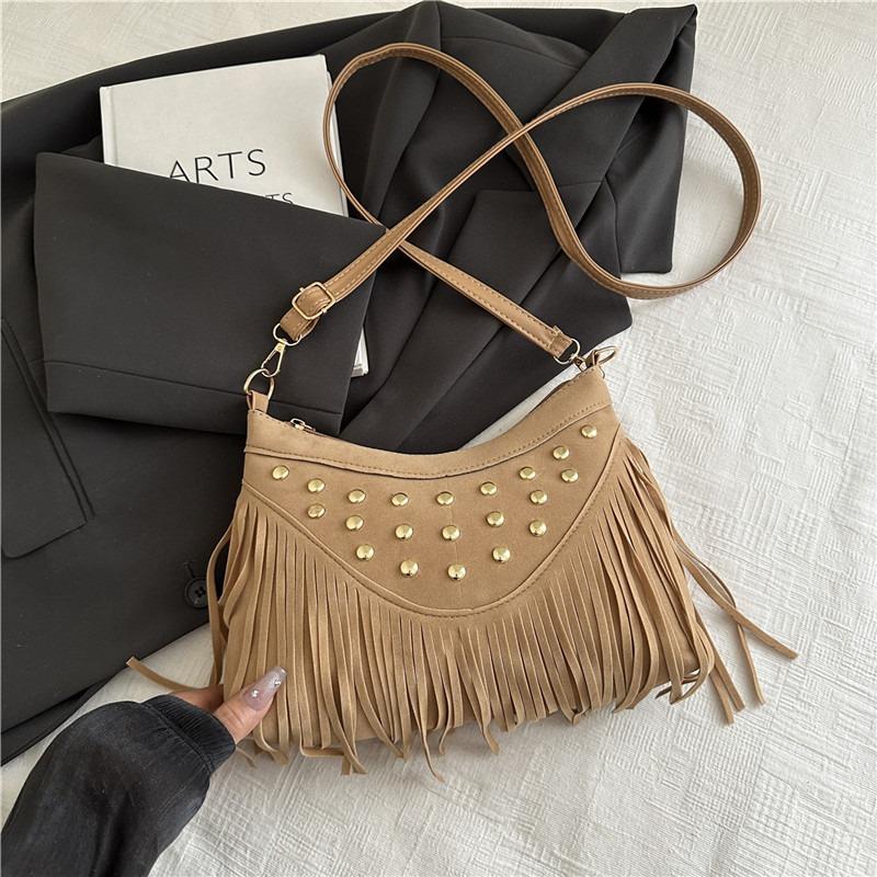 

Rivet tassel bag women s new trendy Maillard western saddle bag versatile wind messenger bag хаки