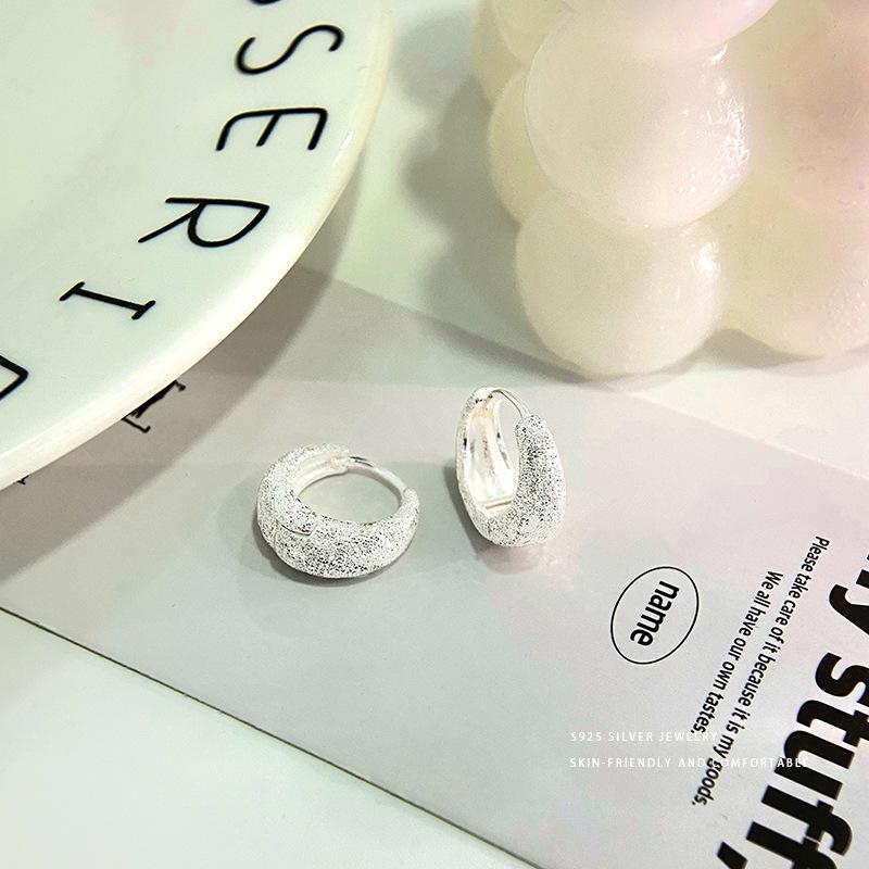 Personalized Glitter Sand Ear Button for Women with Shiny Light Luxury Niche Design Sweet and Cool Ears