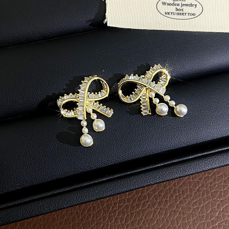 Elegant Geometric Round Zircon Earrings - Simple, Fashionable, Versatile Silver Studs