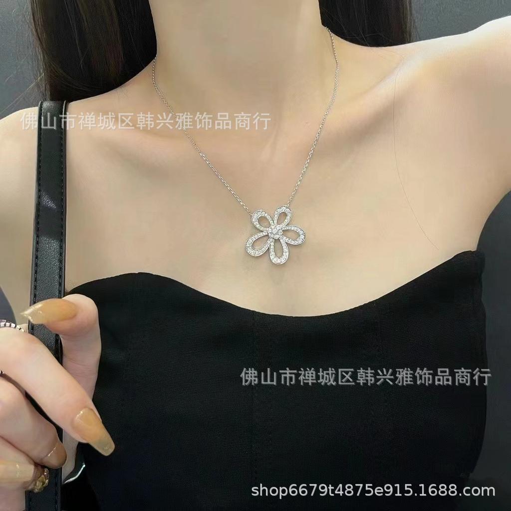 Four-Leaf Clover Sunflower Diamond Pendant Necklace for Women - Elegant Fashion Statement