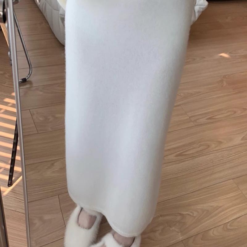 Elegant High-Waisted Women's Knit Skirt - Slimming, Mid-Length, Hip-Hugging, Soft & Glutinous for Autumn and Winter