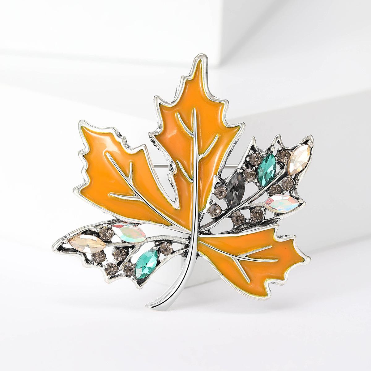 

Япония и Южная Корея Простая и изысканная брошь в виде кленового листа с бриллиантами Модные трендовые аксессуары для одежды Булавка из сплава Растительный лист Корсаж