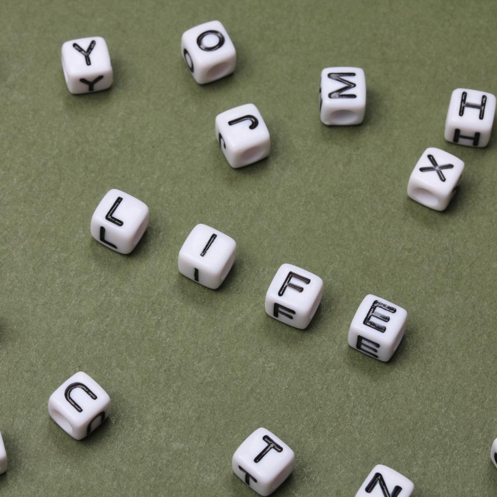 100Pcs 5.5mm Square Loosely Spaced Acrylic Letter Beads Are Used For Bracelet Necklace Jewelry Making Mobile Phone Chain DIY