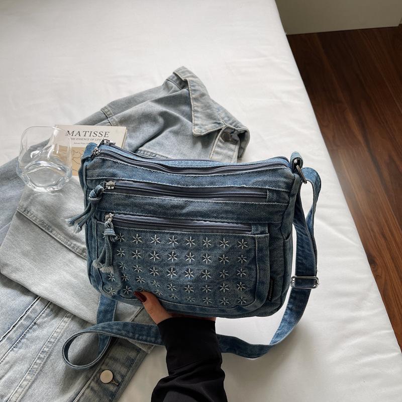 2025 fashion trend foreign personality niche design women's shoulder bag autumn new texture crossbody small square bag