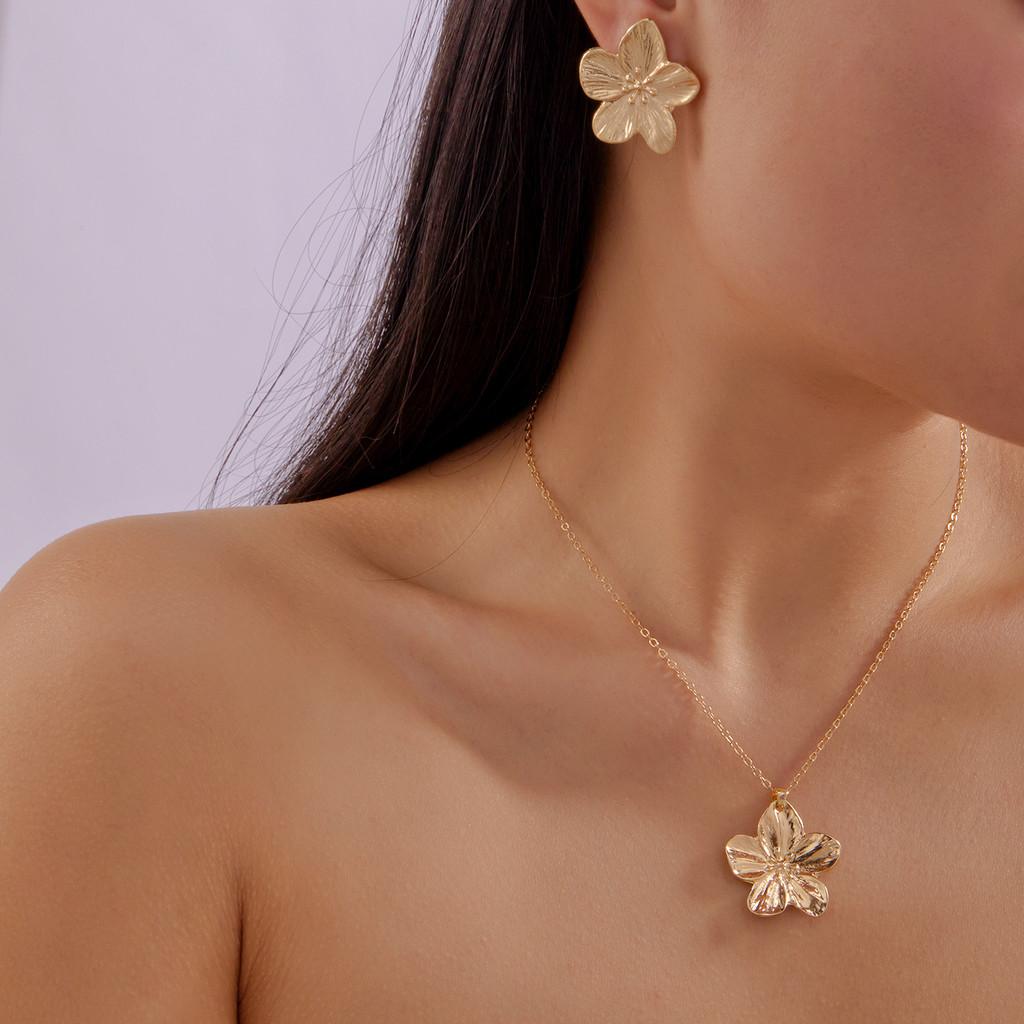 Floral Metal Pendant Necklace With Alloy Charm For Women Fashion Jewelry Set