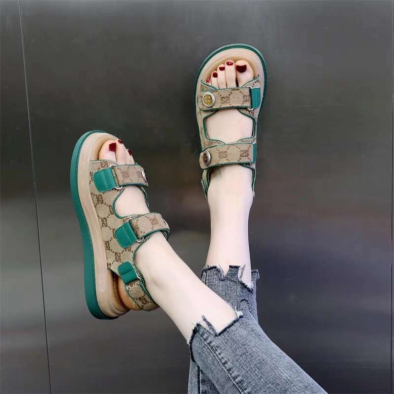 Xiaoxiangfeng Sandals 2025 New Women's Summer Two Wear Flat-bottomed Sports Casual Roman Beach Shoes Soft-soled Non-slip