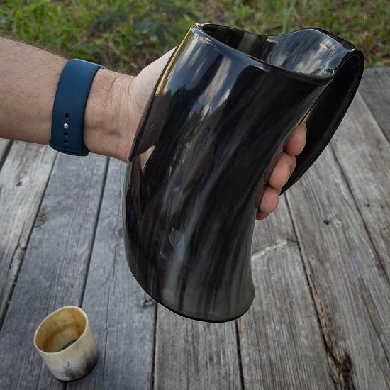 Conjunto de 2 copos de chifre bovino autênticos e funcionais da Shape by Nature com copo de shot e acabamento natural