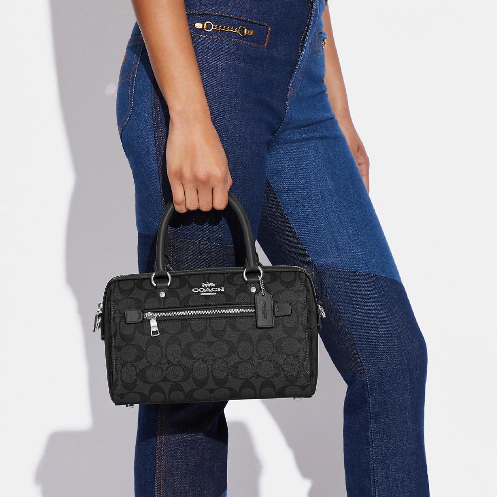 Coach Rowan 27 Klassische Monogramm-Canvas- und Leder-Boston-Kissen-Schulter-Crossbody-Handtasche Mittel Damenhandtaschen Schwarz Grau 83607-SVTSQ