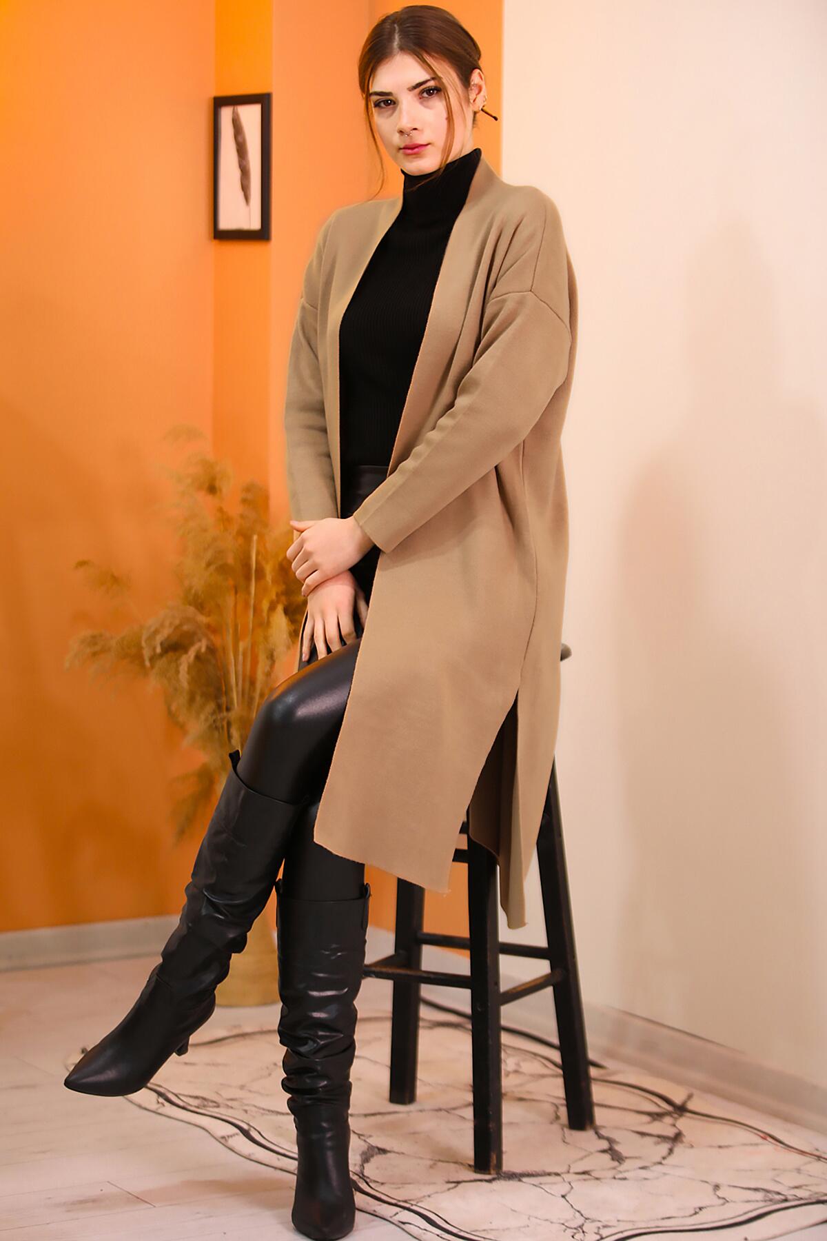 

Женский длинный трикотажный кардиган с боковыми разрезами STANDART бежевый