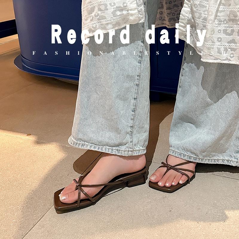

Grape mother square head high heels thin strap thick heel flat bottom women s shoes summer women s 2025 cool slippers toes 40 темно-коричневого кольору