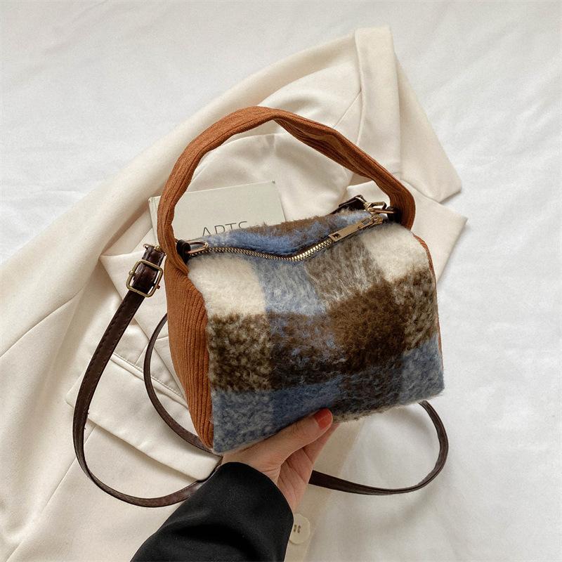 

Корейская нишевая шерстяная маленькая сумка женская 2025 осень и зима новая портативная сумка-подушка в клетку универсальная дорожная сумка-мессенджер синий