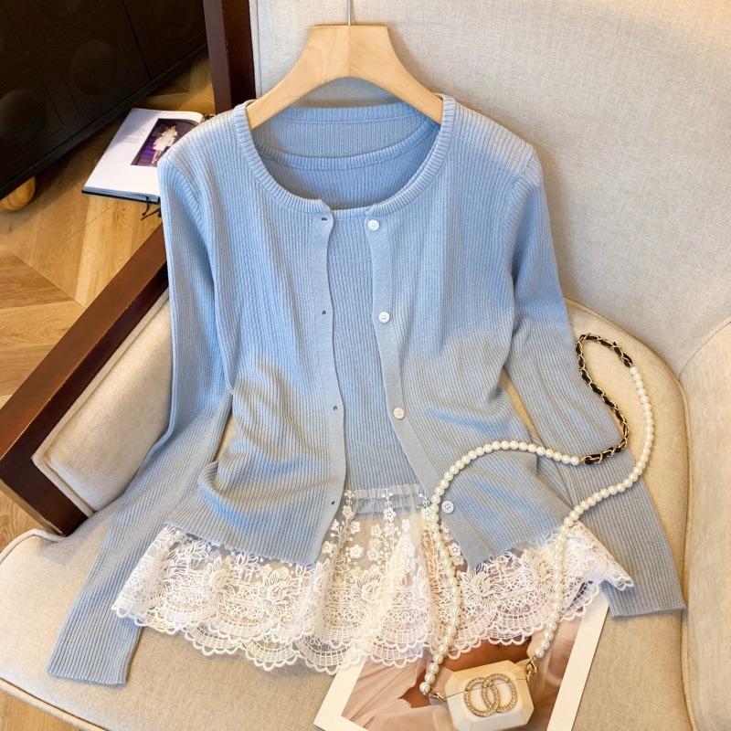 The real spring new slim-fit two-piece set of lace splicing suspenders + Korean simple cardigan top