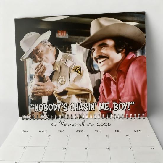 Šerif Buford 2026 Stolní kalendář Téma Smokey & Bandit Vintage Filmové Umění s Měsíčními Rozvrženími Vtipný Nostalgický Stolní Kalendář Kancelářská Dekorace Dárek