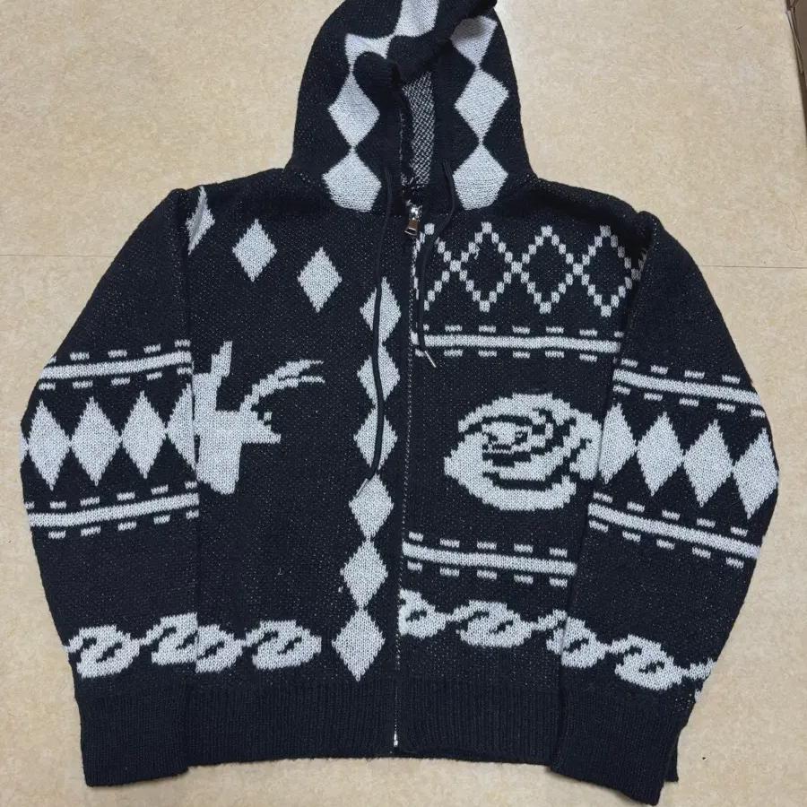 

Карина Трикотажная толстовка с капюшоном на молнии скрепленная Xl