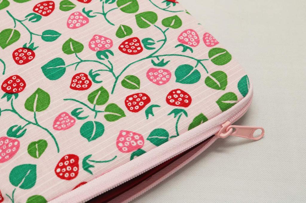 Kyosuke Yumeji Goshuincho pouch Strawberry L-shaped