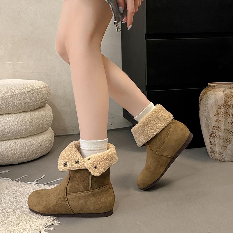 Zwei warme Schneestiefel tragende Damen Winter Französische Damen Mori Retro Plüsch Kurze Stiefel Vielseitige Plüsch Neue Baumwollschuhe