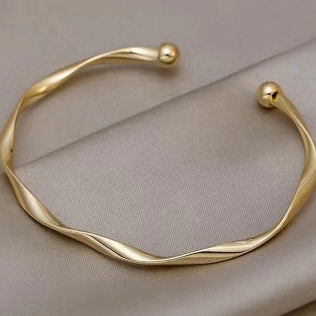 A Women's Bracelet with a Twisted Opening, Adjustable, Simple and Versatile, Suitable for Everyday Wear