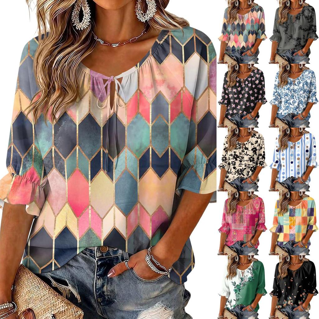 Damebluse med retro blomsterprint, volanger og trekvart ermer, med knytehals
