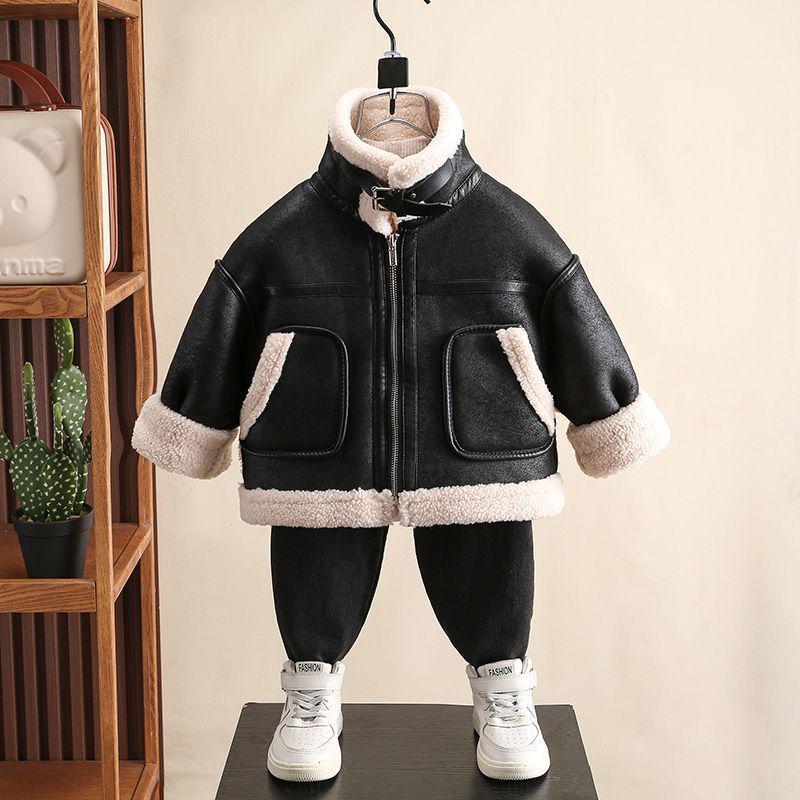 Chłopięcy płaszcz z podszewką ze sztucznego futra: Stylowa i Ciepła Odzież Wierzchnia na Zimę 2025